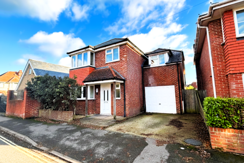 3 bedroom detached house to rent, HOWARDS GROVE, SO15