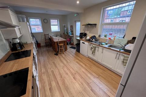 8 bedroom end of terrace house to rent, £122pppw excll bills - 8 Bed on Derby Road, Nottingham NG7 1NQ