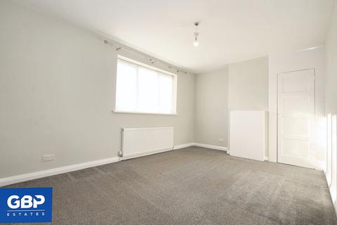 3 bedroom semi-detached house to rent, Thorntons Farm Avenue, Romford, RM7