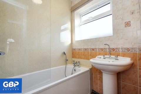 3 bedroom semi-detached house to rent, Thorntons Farm Avenue, Romford, RM7