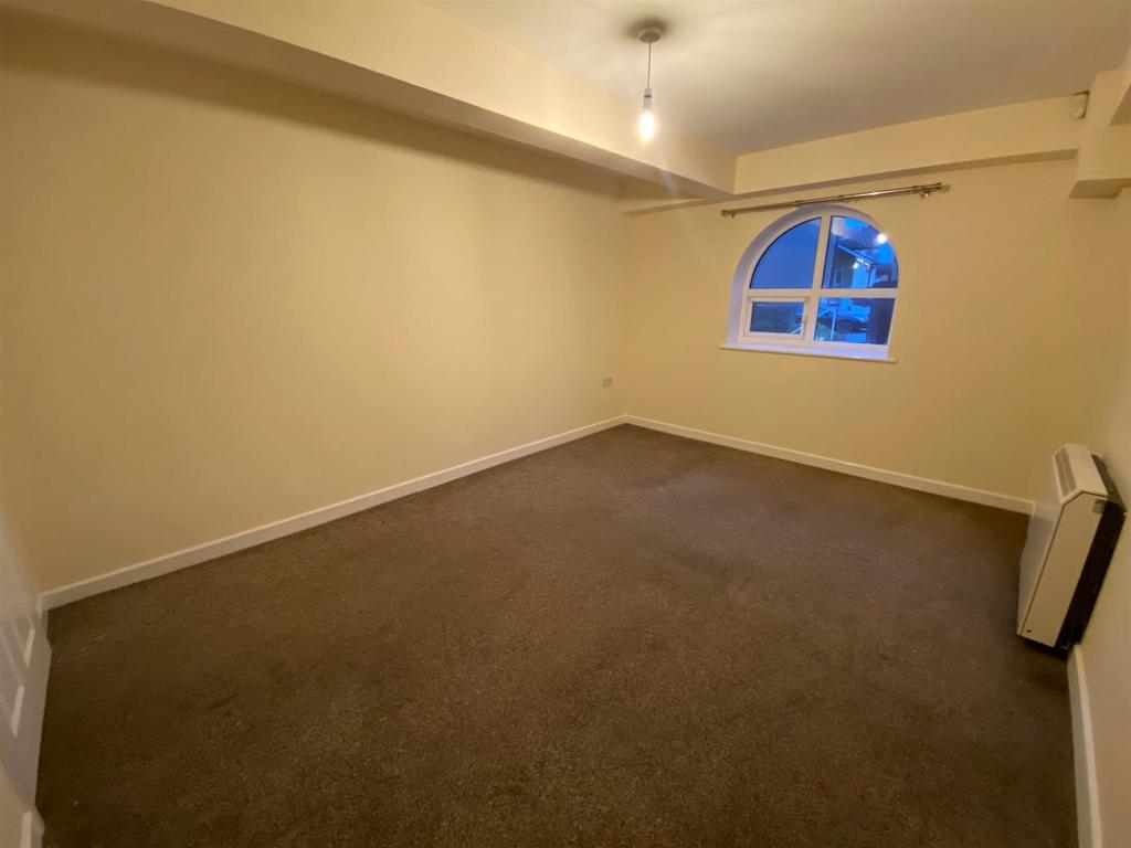 BEDROOM 1.jpg