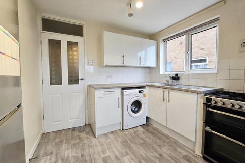 2 bedroom maisonette to rent, Southmead Crescent, Cheshunt, EN8 8UZ
