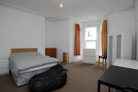4 bedroom flat to rent, Lisson Grove, Plymouth PL4