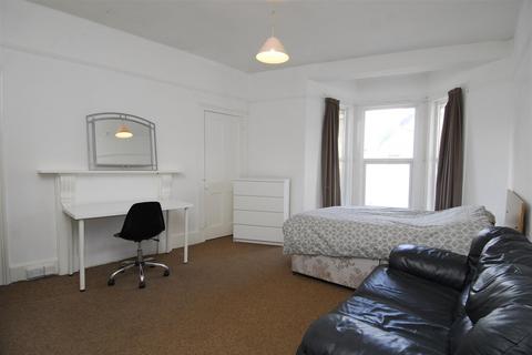4 bedroom flat to rent, Lisson Grove, Plymouth PL4