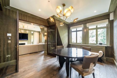 3 bedroom flat to rent, South Street, London W1K