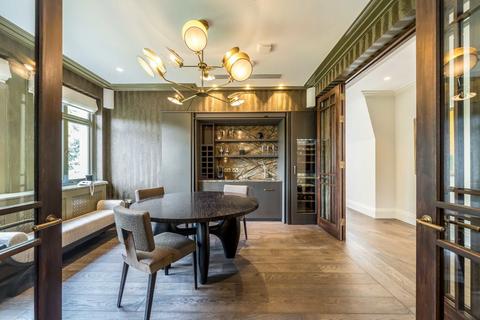 3 bedroom flat to rent, South Street, London W1K