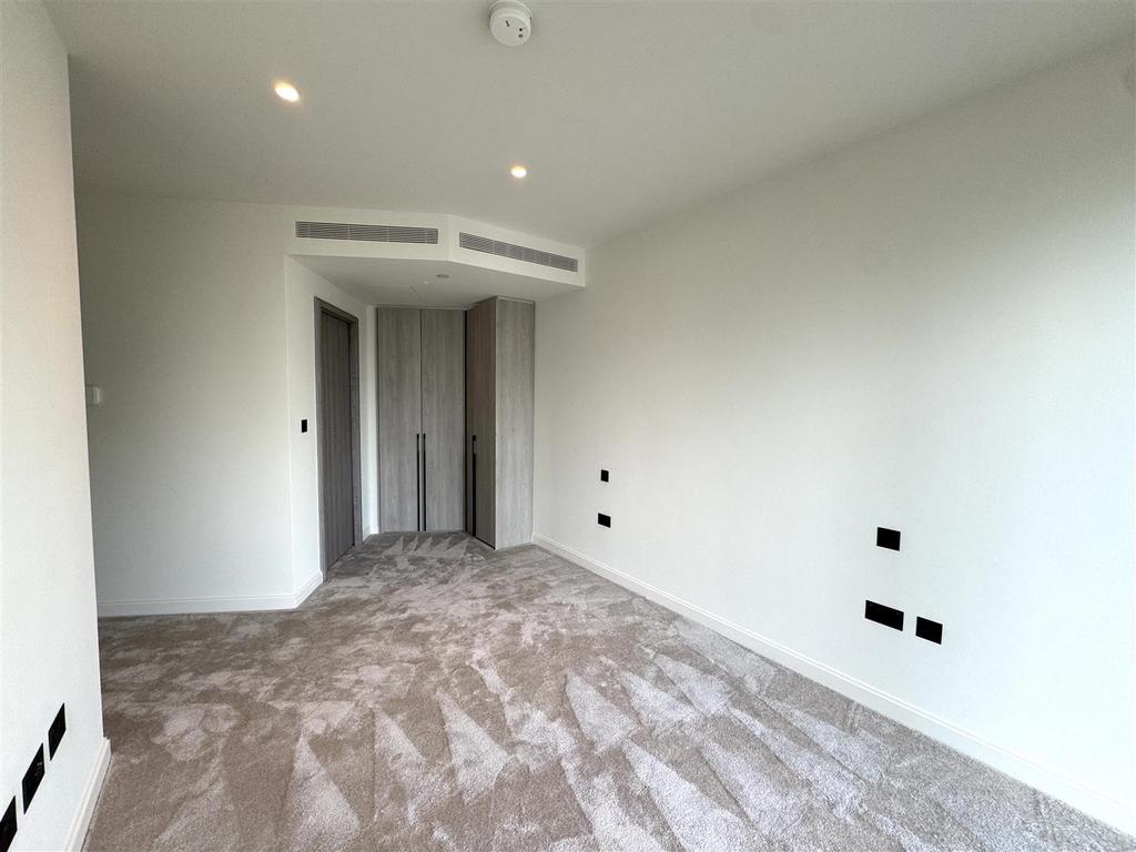 Bedroom 1 pic 2.jpeg
