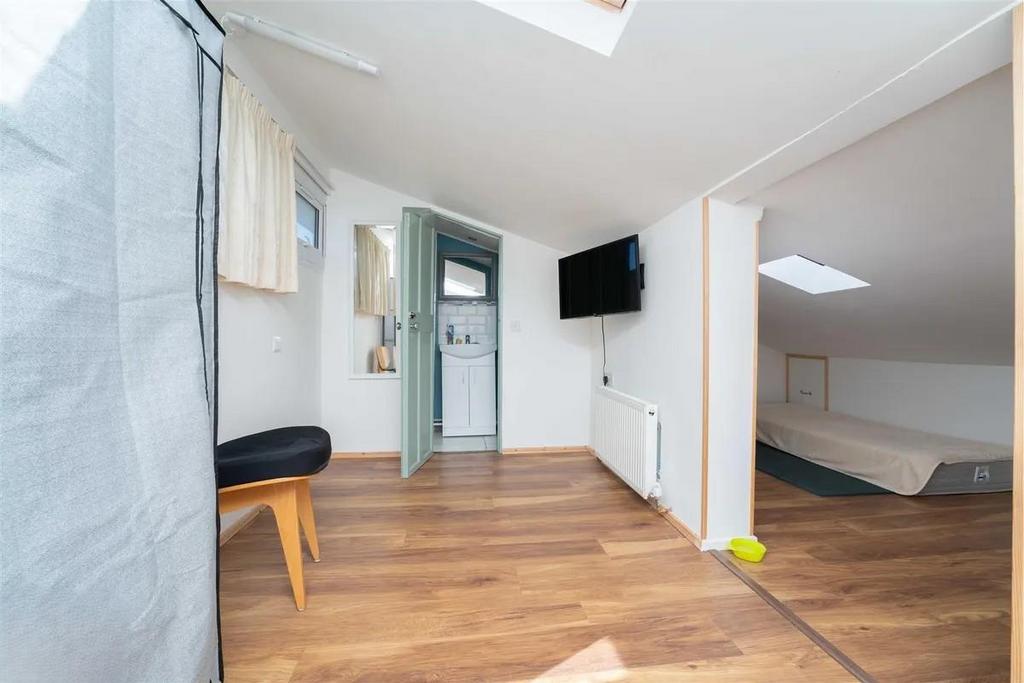 Loft room onsuite pt2.jpg
