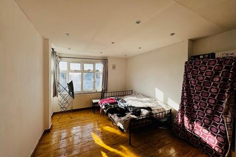 2 bedroom flat for sale, Mountaire Court, London NW9