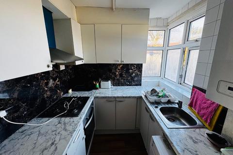 2 bedroom flat for sale, Mountaire Court, London NW9
