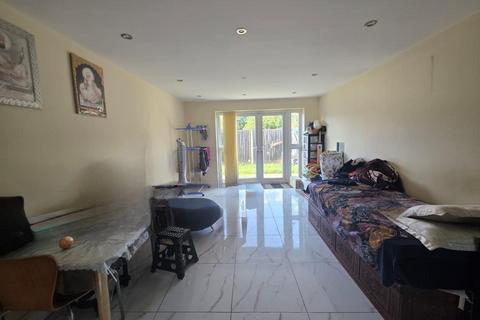 undefined, St Peters Road, Uxbridge UB8