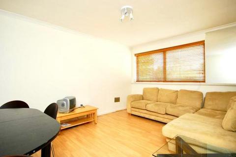 2 bedroom flat to rent, Parkgate Road, London SW11