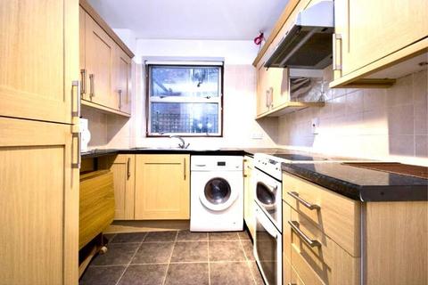 2 bedroom flat to rent, Parkgate Road, London SW11