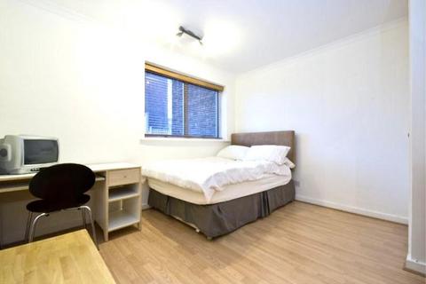 2 bedroom flat to rent, Parkgate Road, London SW11