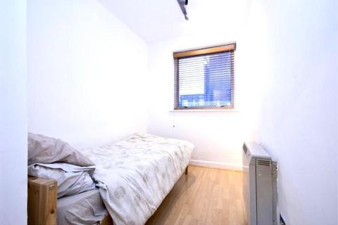 2 bedroom flat to rent, Parkgate Road, London SW11