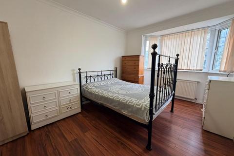 undefined, The Glen, Southall UB2