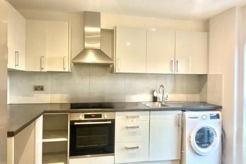 3 bedroom apartment to rent, Hassop Road, Cricklewood NW2