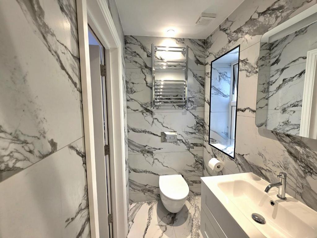 Room 1 onsuite.jpg