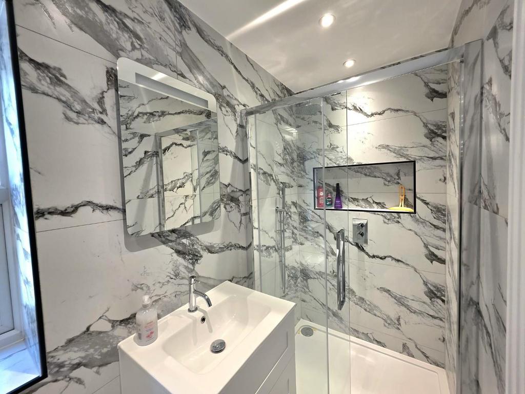 Room 1 onsuite PT2.jpg