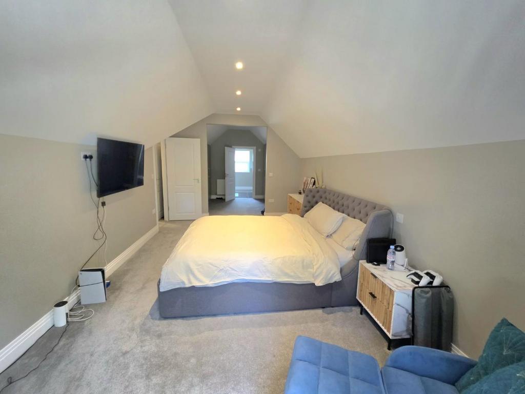 Loft room PT2.jpg