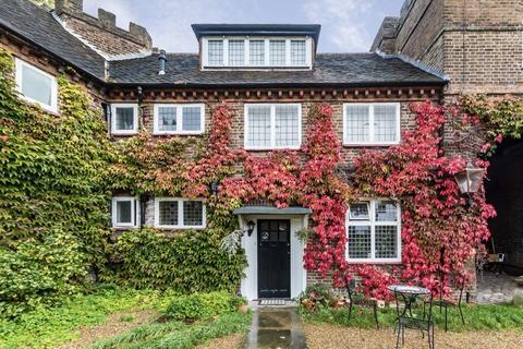 2 bedroom maisonette for sale, Castle Way, Hanworth TW13