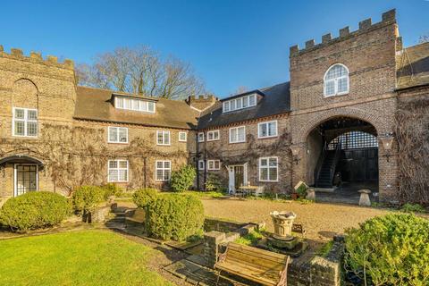 2 bedroom maisonette for sale, Castle Way, Hanworth TW13