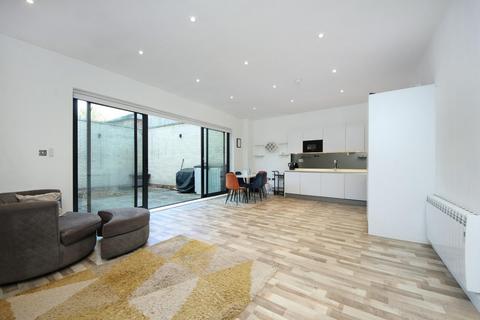 undefined, Gunnersbury Avenue, W5