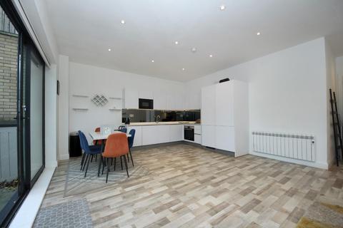 undefined, Gunnersbury Avenue, W5