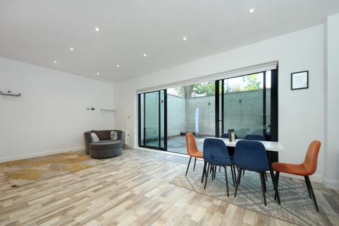undefined, Gunnersbury Avenue, W5