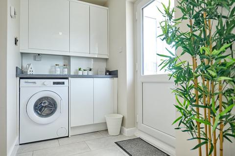 5 bedroom semi-detached house to rent, Fountains Road, Norwich