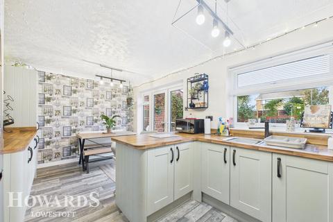 3 bedroom semi-detached house for sale, Edendale, Lowestoft