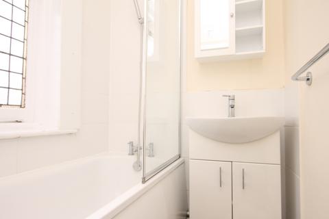 1 bedroom flat to rent, Limes Road, Weybridge, KT13