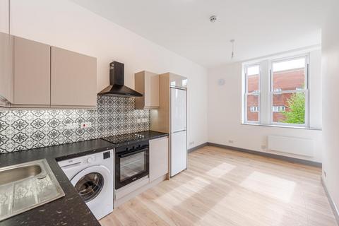 2 bedroom flat to rent, Clapham Park Road, London SW4