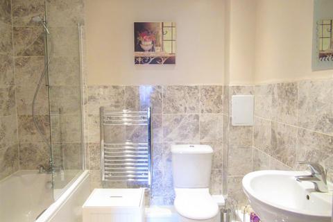 2 bedroom apartment to rent, Shingly Place, London E4