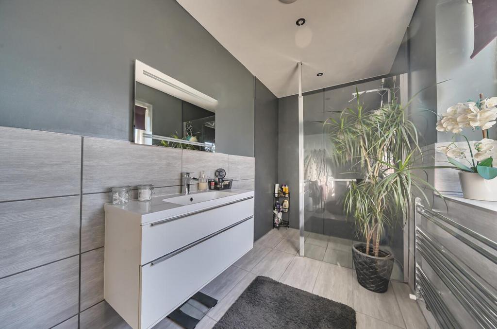 Ensuite1.jpg