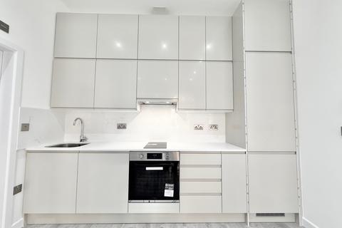 Studio to rent, Canfield Gardens, London NW6