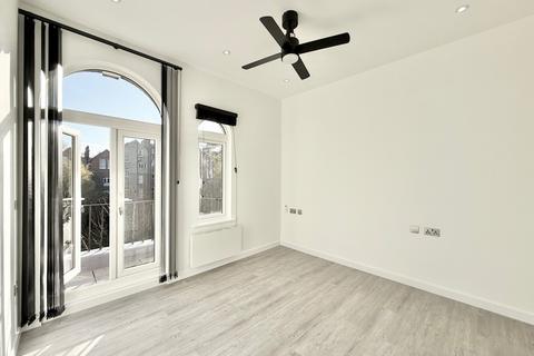 Studio to rent, Canfield Gardens, London NW6