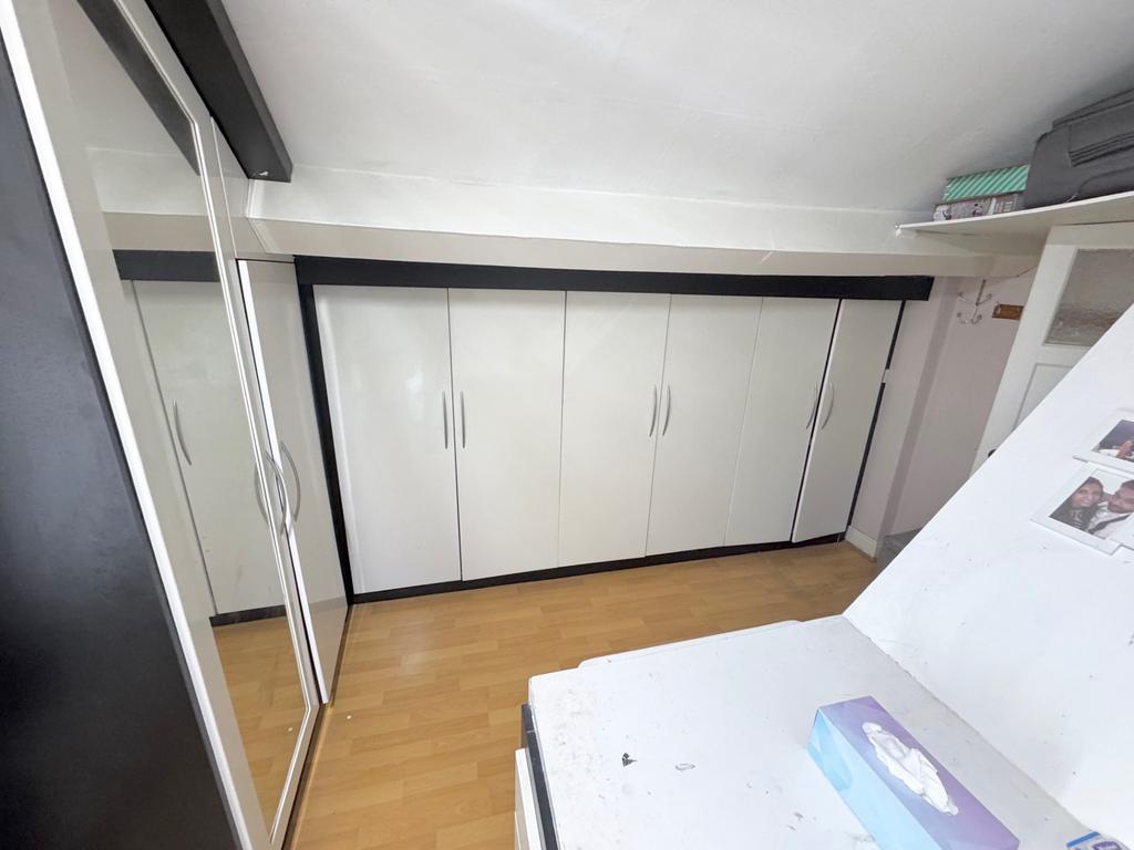Wardrobes/ storage in bed 4
