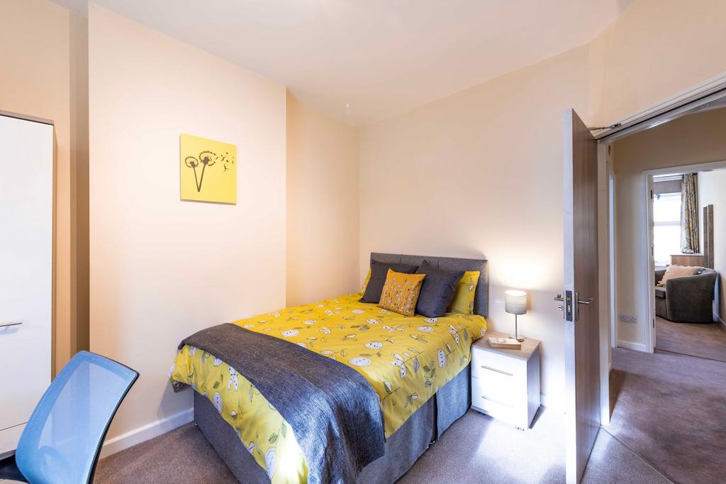 Bright, well-presented double bedroom with a co...