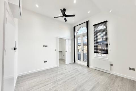 Studio to rent, Canfield Gardens, London NW6