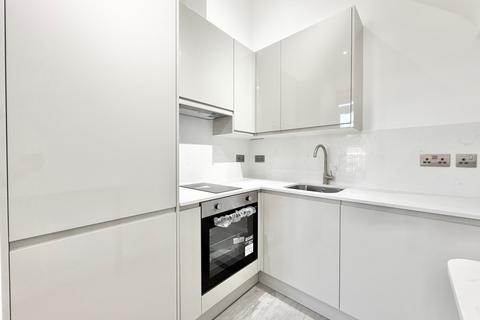 Studio to rent, Canfield Gardens, London NW6