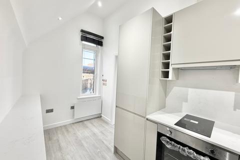 Studio to rent, Canfield Gardens, London NW6