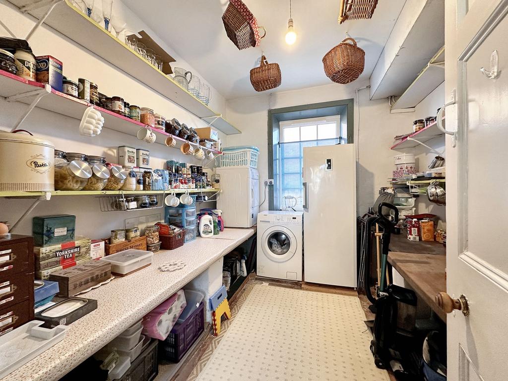 Walk-in Pantry/Utility