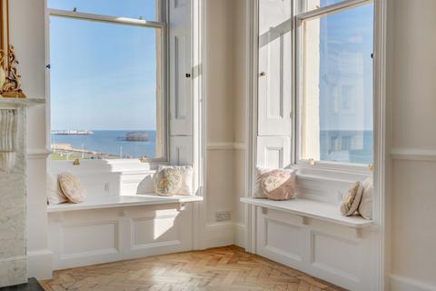 2 bedroom flat for sale, Adelaide Crescent, Hove, BN3
