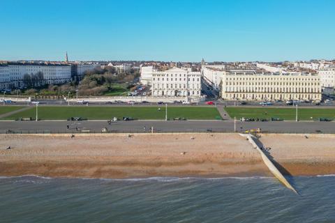 2 bedroom flat for sale, Adelaide Crescent, Hove, BN3