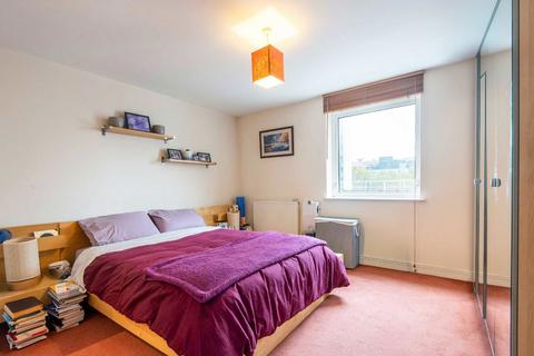 2 bedroom flat for sale, Newport Avenue, London E14