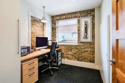4 bedroom semi-detached house to rent, Chadacre Road, Epsom