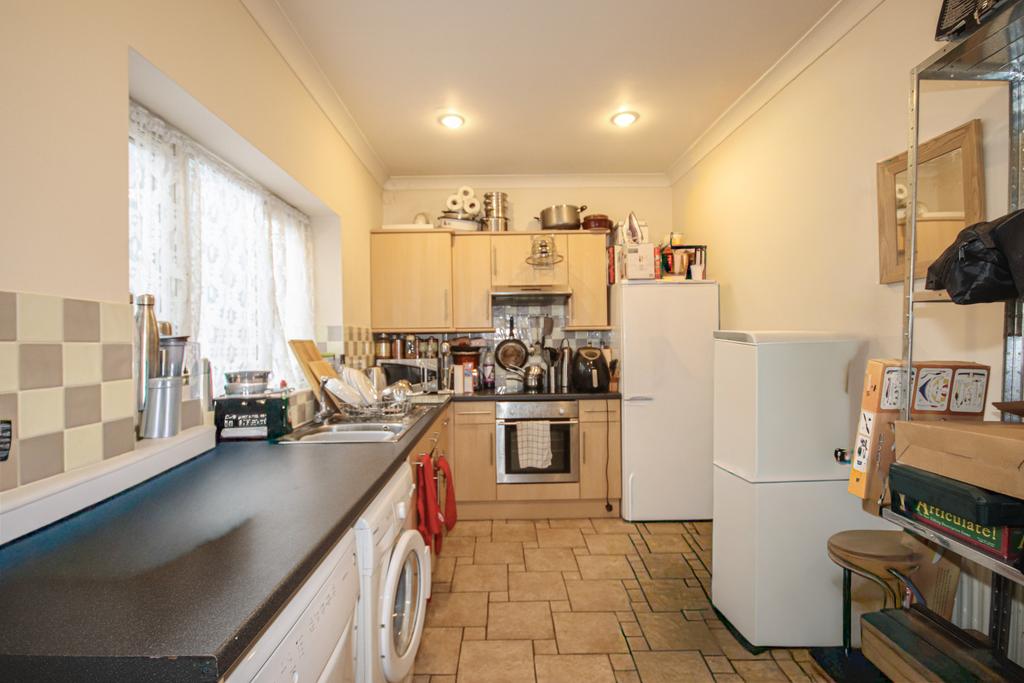 Spacious Ground Floor 1-Bedroom Flat with Private