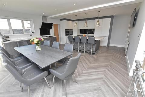 4 bedroom detached house for sale, Weekes Road, Cleethorpes DN35