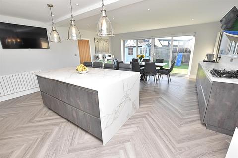 4 bedroom detached house for sale, Weekes Road, Cleethorpes DN35